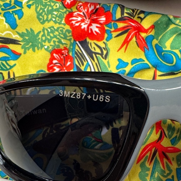 Maui Jim Polarized 3M Black Sunglasses with Floral Case - Picture 3 of 7